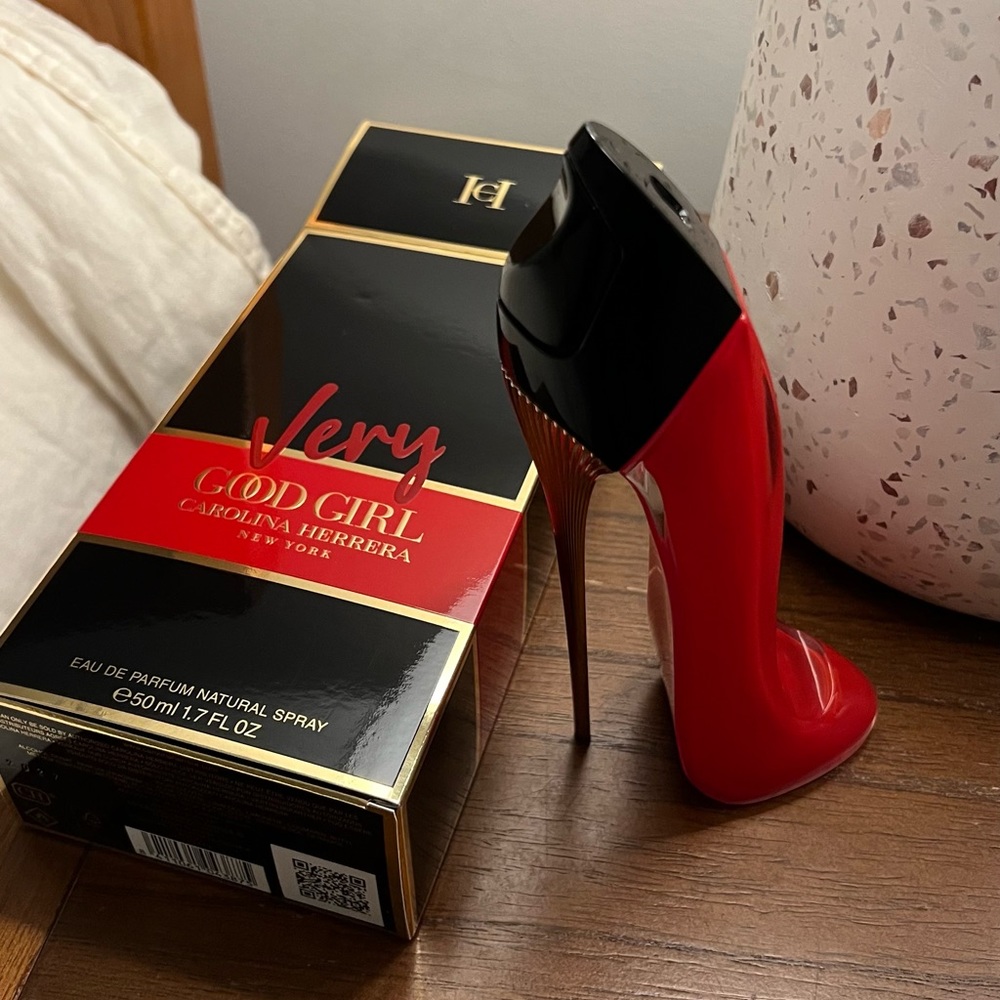 NEW! Carolina Herrera - Very Good Girl Perfume
